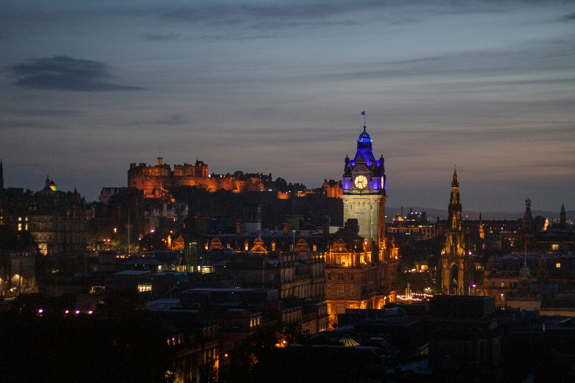 Edinburgh Castle and the city skyline at dusk. Photo by Rob Wingate on Unsplash (unsplash.com/@robwingate)